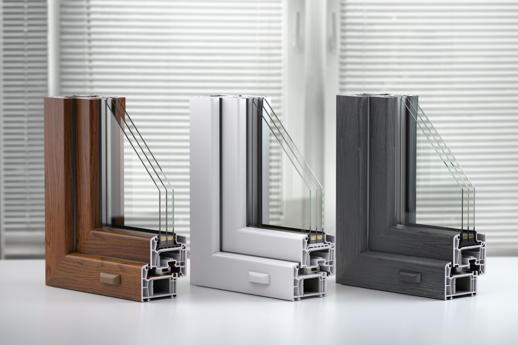 Okna s trojno zasteklitvijo predstavljajo nadgradnjo v energetski učinkovitosti, udobju in trpežnosti v primerjavi z okni z dvojno zasteklitvijo.