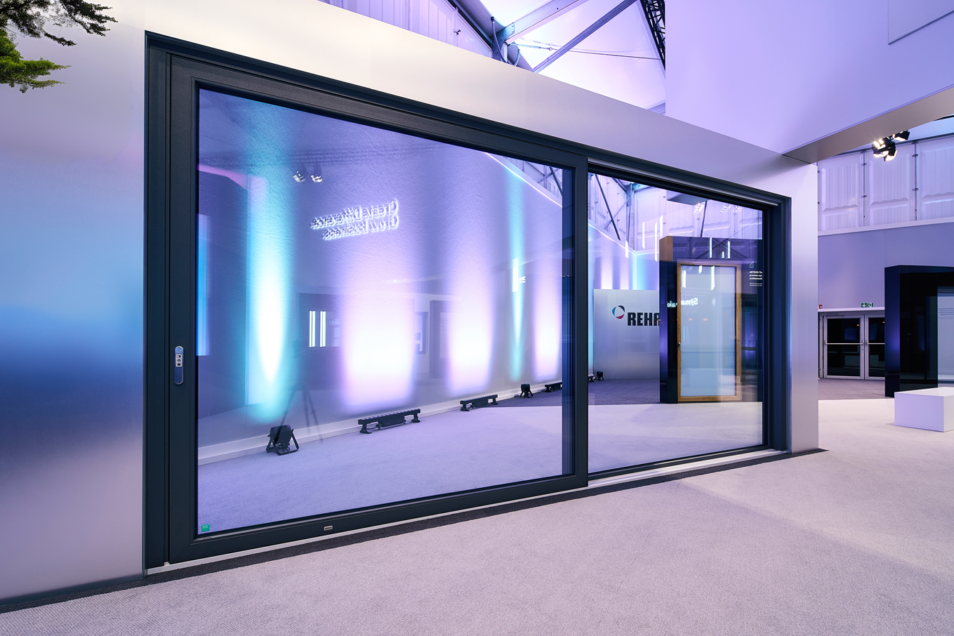 Rehau Synego dvižno potisna panoramska stena